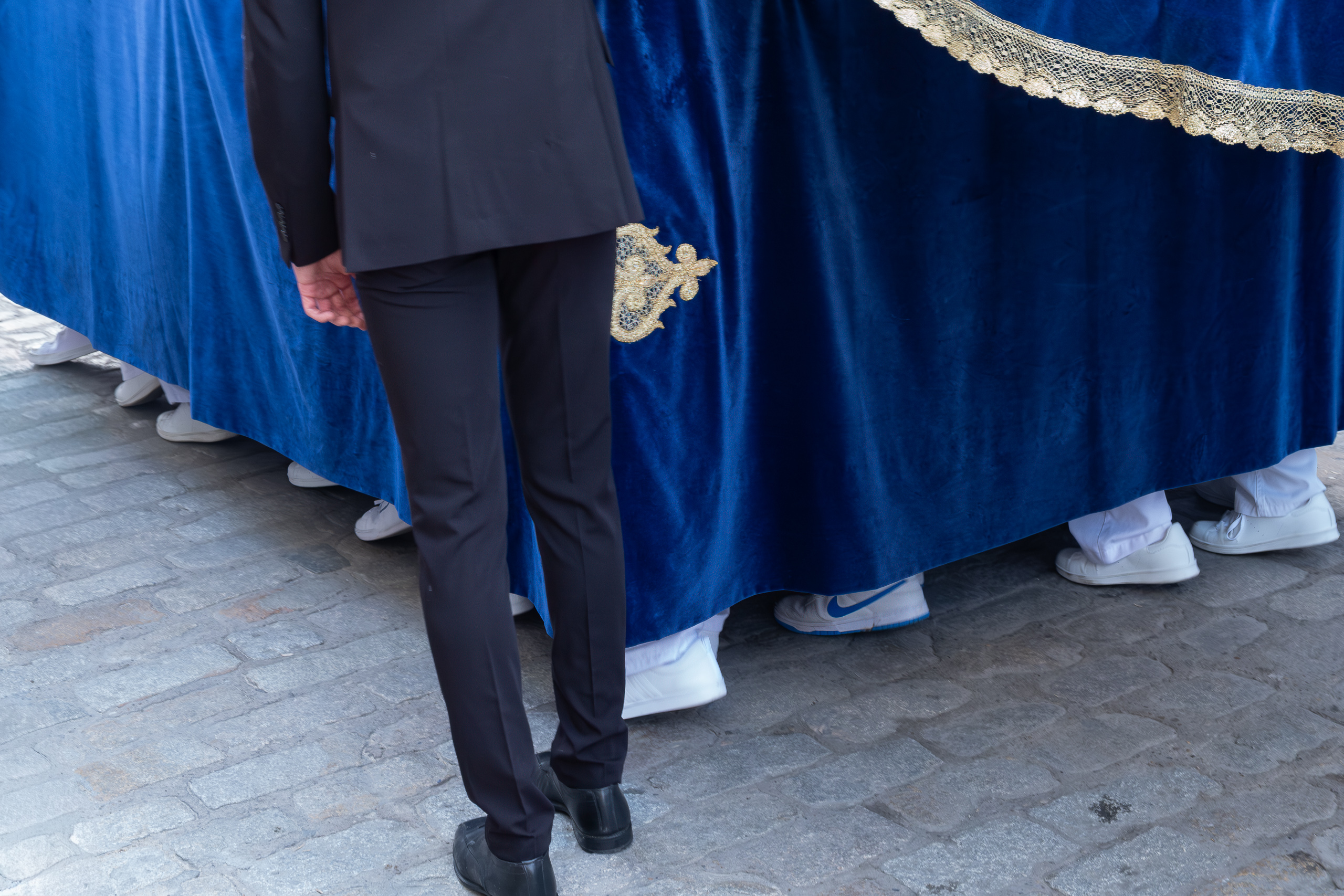 Die Träger unter dem Paso – nur die Füße sind zu sehen